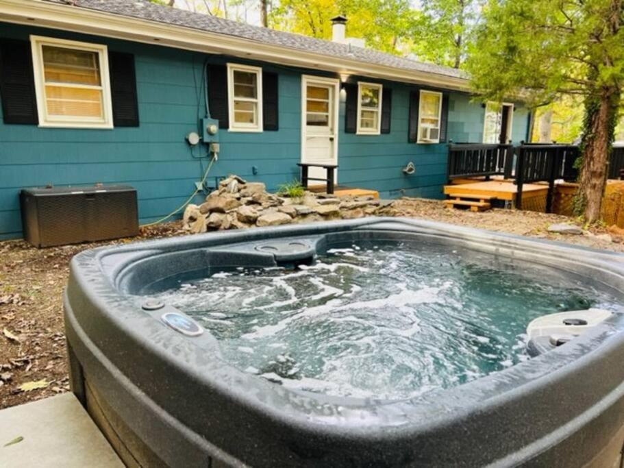 Mountain Lake Retreat - Hot Tub, Lake, Fire Pit, Wineries, Restaurant Harpers Ferry Exterior photo