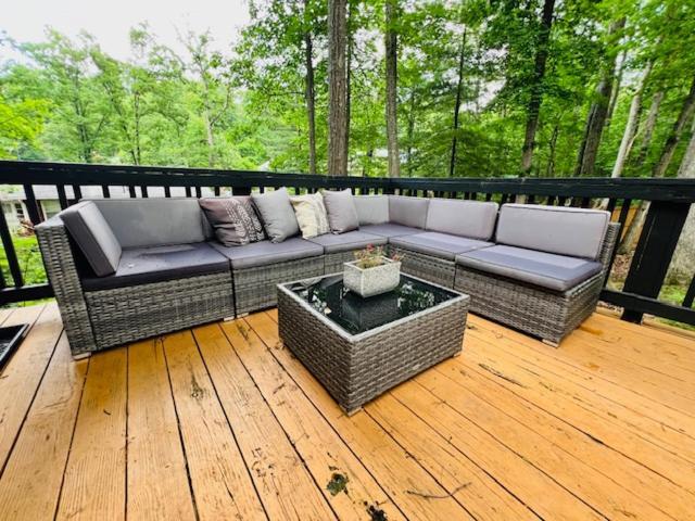 Mountain Lake Retreat - Hot Tub, Lake, Fire Pit, Wineries, Restaurant Harpers Ferry Exterior photo
