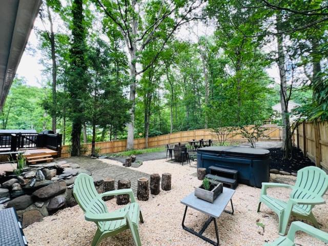 Mountain Lake Retreat - Hot Tub, Lake, Fire Pit, Wineries, Restaurant Harpers Ferry Exterior photo