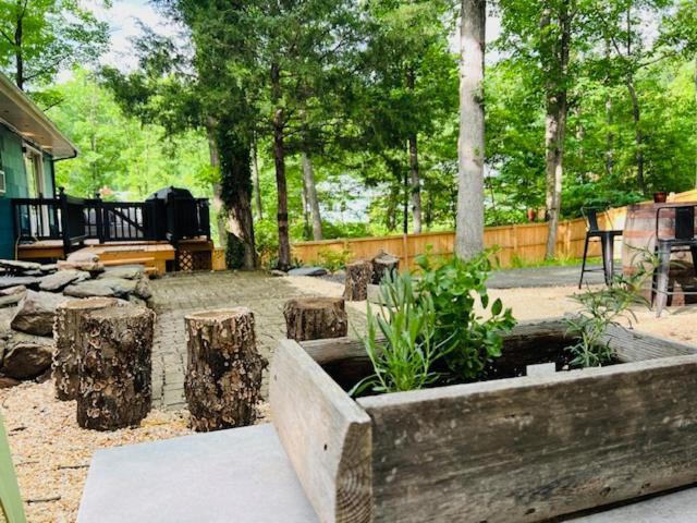Mountain Lake Retreat - Hot Tub, Lake, Fire Pit, Wineries, Restaurant Harpers Ferry Exterior photo